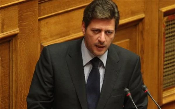 Κουκουλοφόροι επιτέθηκαν στο γραφείο του Μιλτιάδη Βαρβιτσιώτη! – Διαμαρτυρία για τον Κουφοντίνα (Βίντεο)